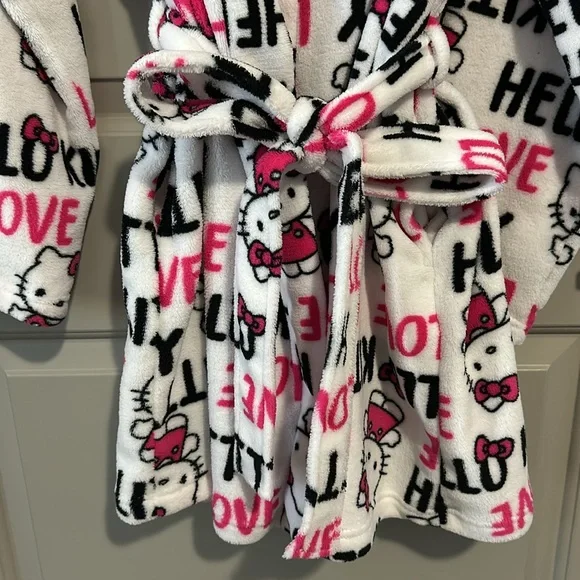 Hello Kitty Plush Robe - Picture 5 of 6